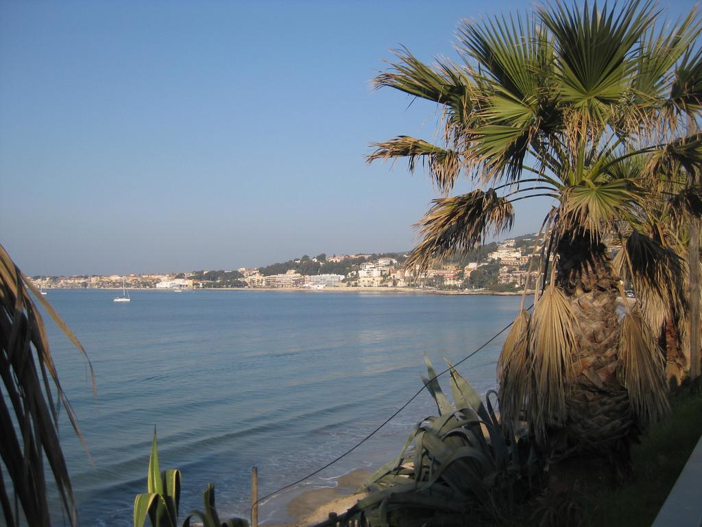 50M Plage T2 Grande Terrasse Vue Mer Climatise Piscine Chauffee, Parking Clos Gratuit Sanary-sur-Mer Buitenkant foto